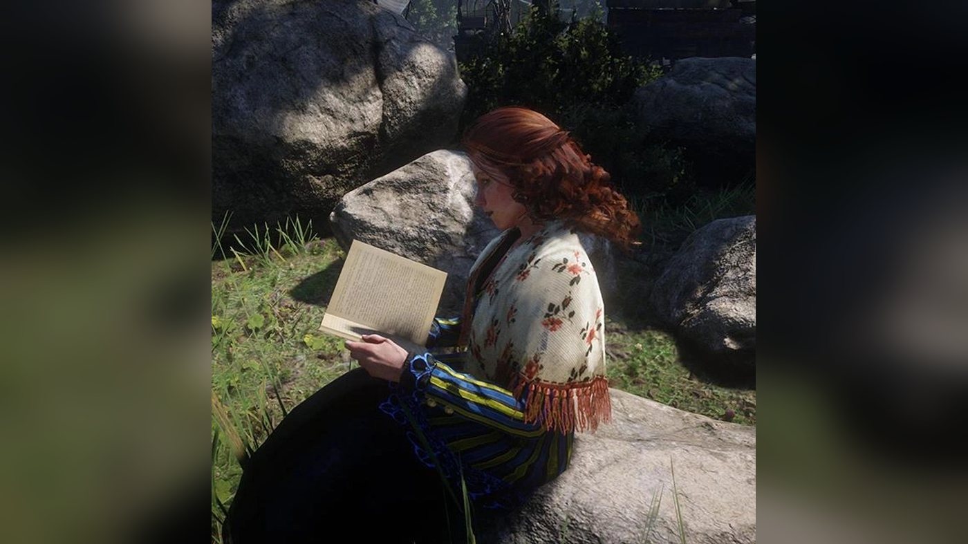Molly lisant un livre sur un rocher